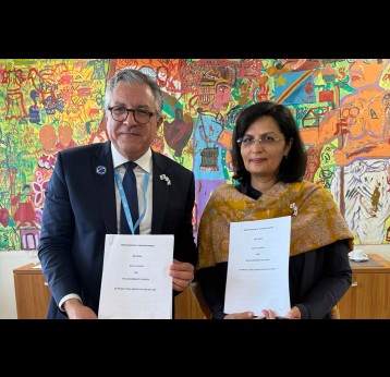 Brazil’s Minister of Health, Dr Alexandre Padilha, and Dr Sania Nishtar, the CEO of Gavi, the Vaccine Alliance. Gavi/2025