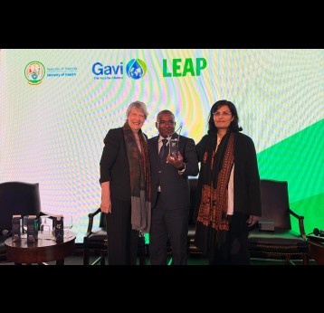 Dr Ussene Hilário Isse, Minister of Health of Mozambique accepting the Gavi Leap Champion recognition award with Rt Hon Helen Clark, Chair of the Gavi Board (left) and Dr Sania Nishtar, CEO of Gavi, the Vaccine Alliance (right). Credit: Gavi/2026
