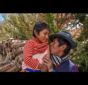 Teodoro Martin Laruta Limachi, 43 ans, pêcheur et son enfant Teo Laruta, 6 ans, qui a désormais terminé tout le calendrier de vaccination et reçoit un rappel contre la rougeole. Gavi/2023/Sara Aliaga Ticona