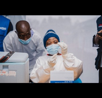 A healthcare worker prepares the mpox vaccine at the Lwiro Hospital mpox treatment centre in South Kivu province, DRC. Credit: Christian Mirindi Johnson