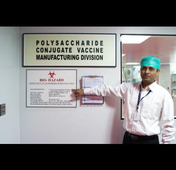 Lab technician at a vaccine laboratory. Photo: PATH/Satvir Malhotra.