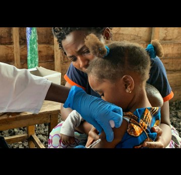 Health worker administering vaccine to a child – Credit: Global Polio Eradication Initiative