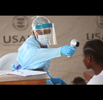 A nurse checks the temperature of a patient at Redemption Hospital in Monrovia, Liberia. Copyright: Dominic Chavez/World Bank, CC BY-NC-ND 2.0