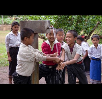  Children at a primary school in the Laos province of Oudomxay washing their hands. A global report has found that three in ten people are unable to do this in their homes. Copyright: Bart Verweij / World Bank, (CC BY-NC-ND 2.0).