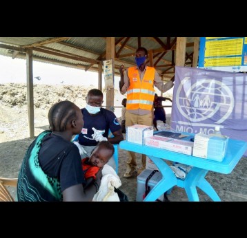  An 8-month old baby receives a polio vaccination at the Bentiu IDP camp entrance © IOM 2021 