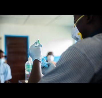 A health worker prepares a COVID-19 vaccine in Liberia – Credit: Last Mile Health