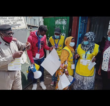 Local administrator in Kwa Chief slum in Nairobi briefing community health volunteers and monitors on security  matters before undertaking join. Credit: Abjata Khalif