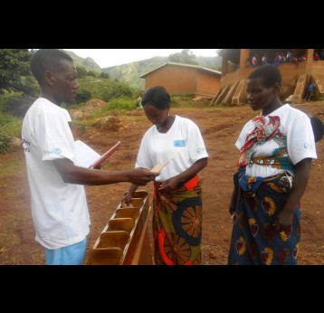 Mother Group Members Interact with a Mother during an under five clinic day – Photo Credit: MHEN Malawi 