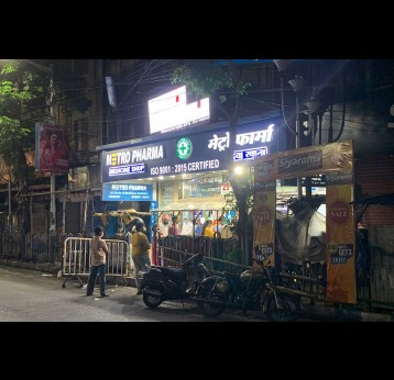 Customers line up in front of a pharmacy in May 2020 in Kolkata. A new study reports that there was a boost in antibiotics sales in India in 2020. Copyright: Indrajit Das, (CC BY-SA 4.0). This image has been cropped.