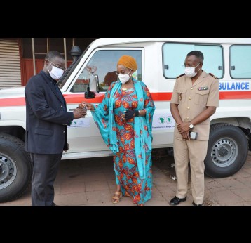 Dr Fatoumata Binta Tidiane Diallo, Resident Representative of the World Health Organization in Togo, handing over a batch of medical equipment to the Minister of Health for Togo, Moustafa Mijiyawa, in Lomé. Credit: WHO Togo