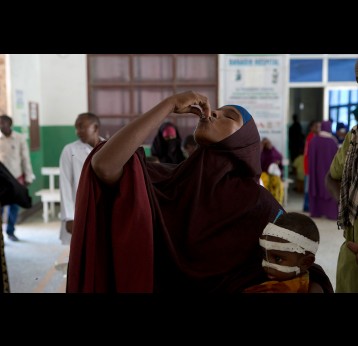 Women get vaccinated against Cholera. – Gavi/Somalia/Karel Prinsloo