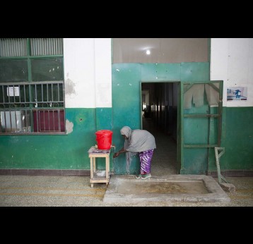 A woman washes her hands outside the Cholera treatment centre in Banadir hospital in Mogadishu, Somalia. Credit: Gavi/2017/Karel Prinsloo