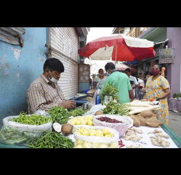 A street vendor selling vegetables on a local market in Mumbai. – Gavi/Mumbai