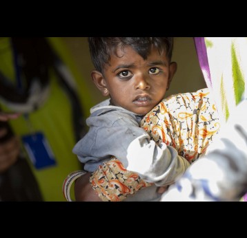 Morkhi, 30 yrs, old with her son Deva who is 3yrs young, LODOR Family, Bikaner, Rajasthan, India – Credit: Benedikt v.Loebell