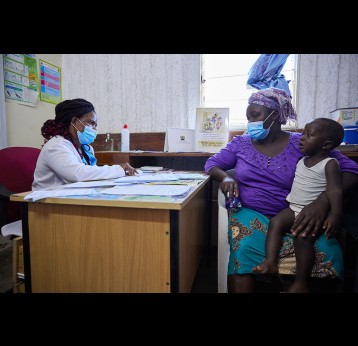 A mother consults a doctor at the Maternal and Child Health Clinic in Ahero County Hospital, Kisumu, Kenya. Gavi/2021/White Rhino Films-Lameck Orina