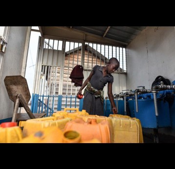 A girl gathers water at a fountain that is now working again thanks to a bypass pipe in Goma, DRC. Credit: UNICEF