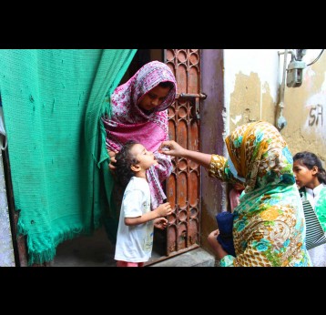 Health worker Saira Faisal vaccinates a child against polio in Saddar town, Karachi, in August 2020. ©UNICEF/Pakistan