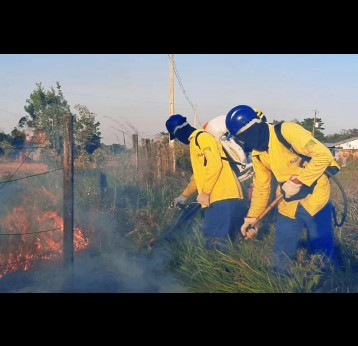 Firefighters in Acre by Auricelio Dantas de Souza and Antônio Maycon Almeida dos Santo.