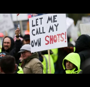 People protest a company's COVID-19 vaccine mandate in Everett, Washington, October 15, 2021. Image: REUTERS/Lindsey Wasson