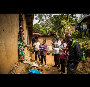 Des représentants communautaires sensibilisant à la santé publique rendent visite à une famille dans la périphérie de Beni en RDC.. Crédit : World Bank / Vincent Tremeau, CC BY-NC-ND 2.0