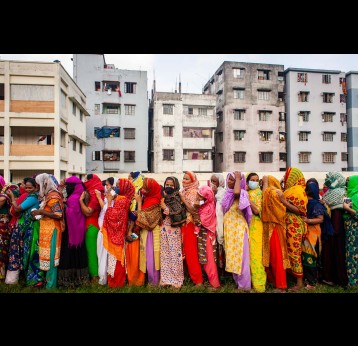Bnagladesh women queuing in Dhaka to receive emergency aid, disregarding social distance guidelines amid the pandemic. Copyright: Fahad Abdullah Kaizer / UN Women, (CC BY-NC-ND 2.0).