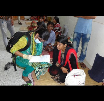 A doctor interviews a patient during a cholera outbreak in Chuadanga in Bangladesh. Copyright: CDC Global (CC BY 2.0). This image has been cropped.