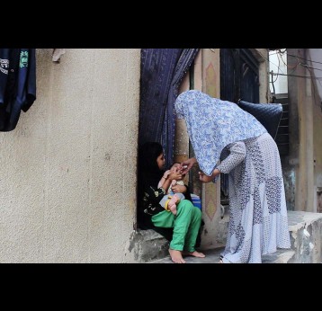 A polio worker administers the oral polio vaccine to a child in Karachi. Credit: @SalmanMahar