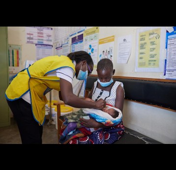 At the Ahero County Hospital in Kisumu, Kenya, Nursing Officer Emily Obuya vaccinates a child against polio. Gavi/2021/White Rhino Films-Lameck Orina