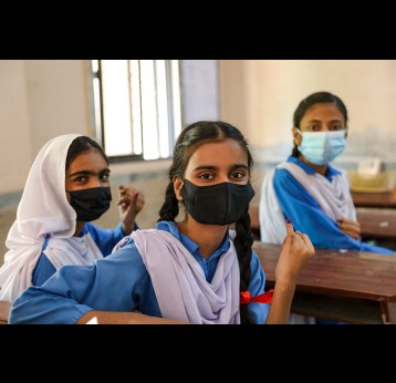 Des adolescentes montrent leur doigt marqué à l'encre, qui prouve qu'elles ont été vaccinées contre la rougeole et la rubéole, dans la province de Sindh, au Pakistan. Crédit: Gavi/2021/Asad Zaidi