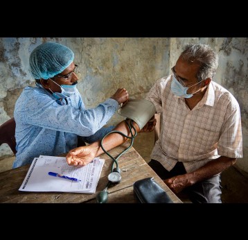 A doctore examines a Patient in a make shift clinic, Sunderbarn, India. Gavi/2022/Benedikt v.Loebell