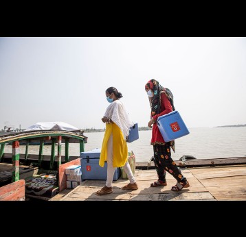 Nurses delivering vaccines to local vaccination points, in the Sunderbarn, India. Credit: Gavi/2022/Benedikt v.Loebell