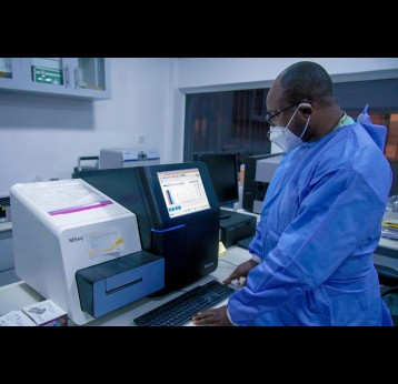  A technician doing genomic sequencing work. A World Health Organization Science Council report has made recommendations to address barriers to genomic sequencing.in poorer countries. Copyright: WHO/Eromosele