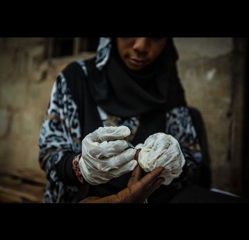 A district malaria surveillance officer in Zanzibar, Africa, visits a family’s home to re-test and treat them for malaria. She pricks their fingers, and in 15 minutes will have results from a rapid diagnostic test. Visual: Morgana Wingard/USAID