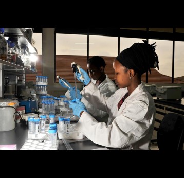 Women working in the advanced animal health laboratories of ILRI, in Nairobi, Kenya. Copyright: ILRI/David White, CC BY-NC-ND 2.0