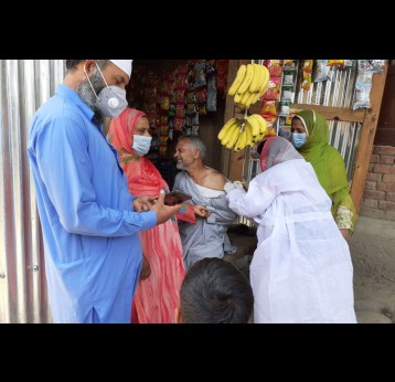 Healthworker Mehmooda Jabeen vaccinating people in a village of South Kashmir’s Kulgam District 1
