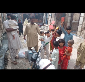 Polio worker Babrak Jamali with kids getting vaccinated in a remote town of Balochistan. Photo credit: Saadeqa Khan. 