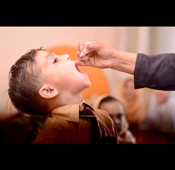 A child receives Oral Polio Vaccine in Khyber Pakhtunkhwa province, Pakistan. Credit: Ministry of National Health Services