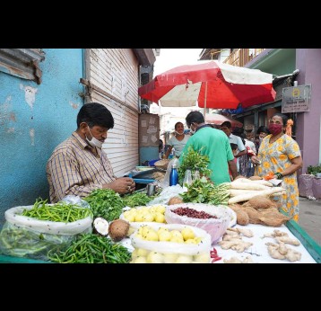 A street vendor selling vegetables on a local market in Mumbai. COVID-19 has affected day to day life of millions of people in India. Gavi/2020