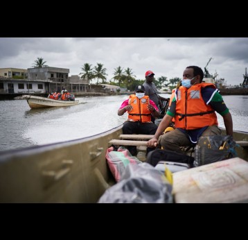 Manoka Island, off the coast of Douala, is in fact a group of wet mangrove islands, totally isolated. The only access is by boat, there is only one generator on the island. – Gavi/2021/Christophe Da Silva