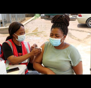Sibonisile Ntimba a street vendor receiving her vaccine. Credit: Bongiwe Dlamini
