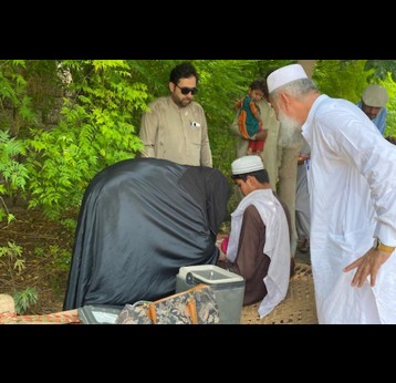 Female vaccinator from DistricT Health Office Team in Bannu giving EPI card after vaccinating a zero dose child. during RUR-1. Credit: Huma Khawar