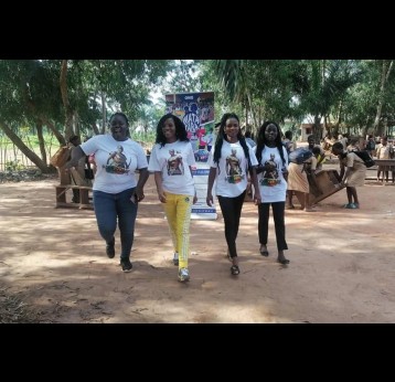 Des membres de l'ONG Mata-Yara arpentent les villages pour distribuer des protections menstruelles. Crédit : Edna Fleure