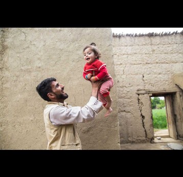 Rani, père de Tahmina, 11 mois, vit dans le village de Turbidi, en Afghanistan. Il a été vacciné contre la COVID-19 et elle a reçu les vaccins DTP et polio. Crédit : Oriane Zerah/Gavi/2023