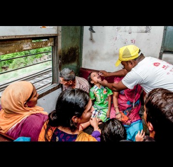 Polio vaccinators in India going the extra mile to find and immunise children wherever they are – in cities, in transit on trains or living in remote regions of the country. Credit: GAVI/2013/Manpreet Romana