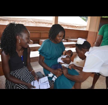 Sister Goretti vaccinating infants at Lira referral hospital. Credit: Esther Nakkazi 
