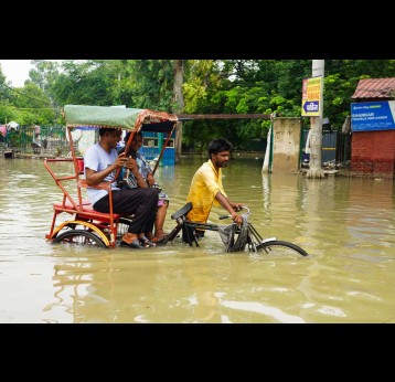 Waterlogged roads created difficulties for daily commuters in the Yamuna Bazaar area, Old Delhi. Credit: Adarsh Vikram