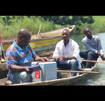 Des agents vaccinateurs se rendent en pirogue vers les îlots du lac Kivu. Crédit : Daniel Michombero