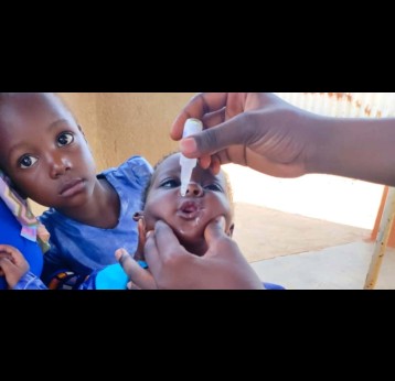 Un enfant reçoit une dose de vaccin oral contre la polio au CSPS urbain de Ziniaré. Crédit : Abdel Aziz Nabaloum