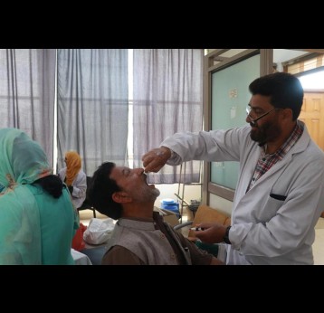A paramedic administering mandatory polio drops to a Haj pilgrim at Haj House in Jammu & Kashmir’s Srinagar. Credit: Nasir Yousufi