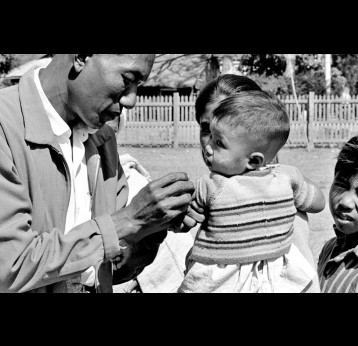 1974 - L'OMS lance l'initiative mondiale pour la vaccination. Crédit : Association des Nations Unies sur Flickr
